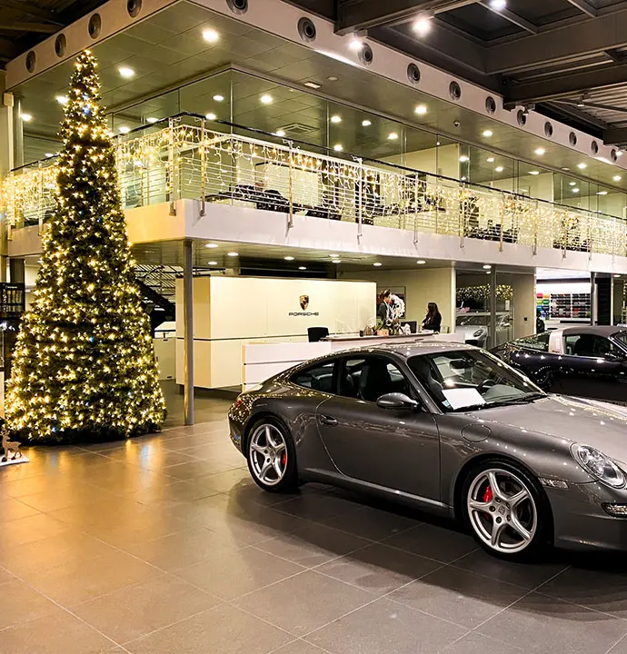 Décoration de Noël pour concessions automobiles et showrooms