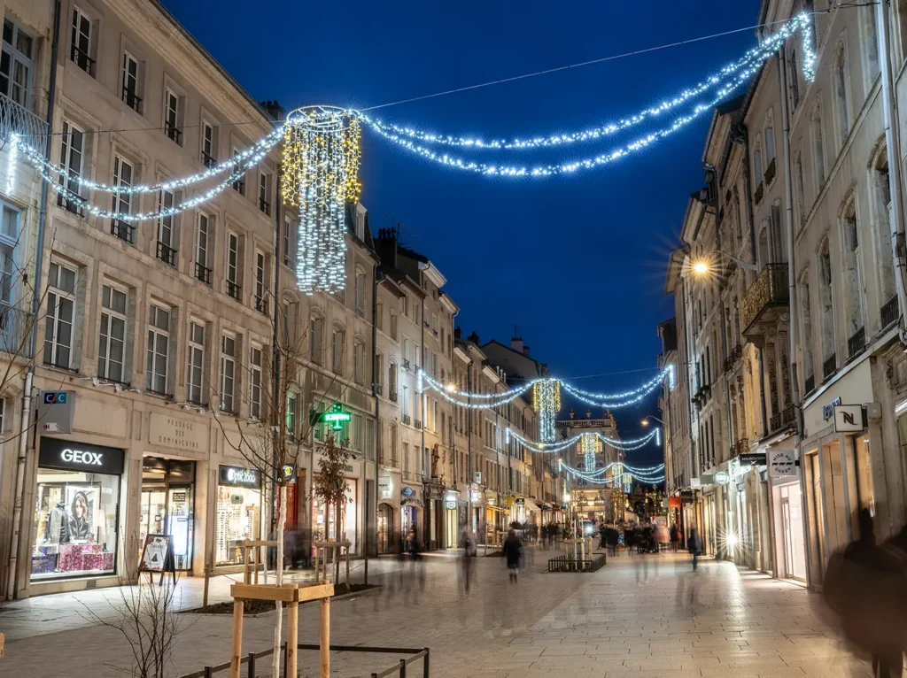 Illumination de Noël pour collectivités et décors de rues commerçantes par MCE Groupe
